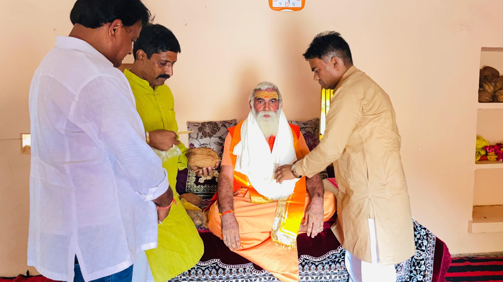 चित्तौड़गढ़ विधायक चंद्रभानसिंह आक्या ने गुरु पूर्णिमा पर गुरु पूजन किया।