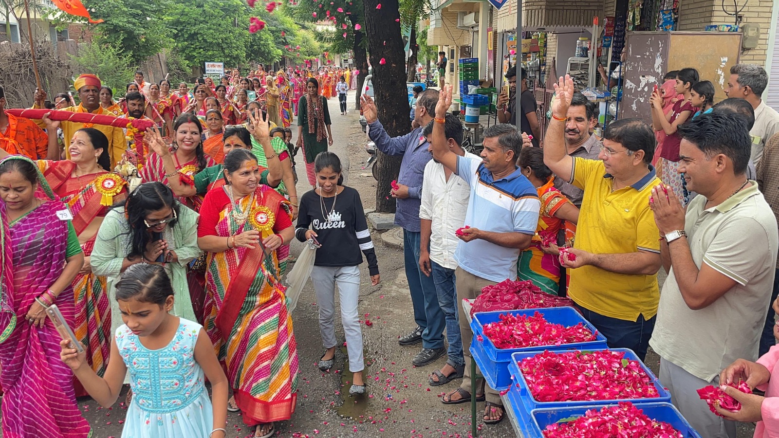 विधायक आक्या ने कावड़ यात्रा का स्वागत किया