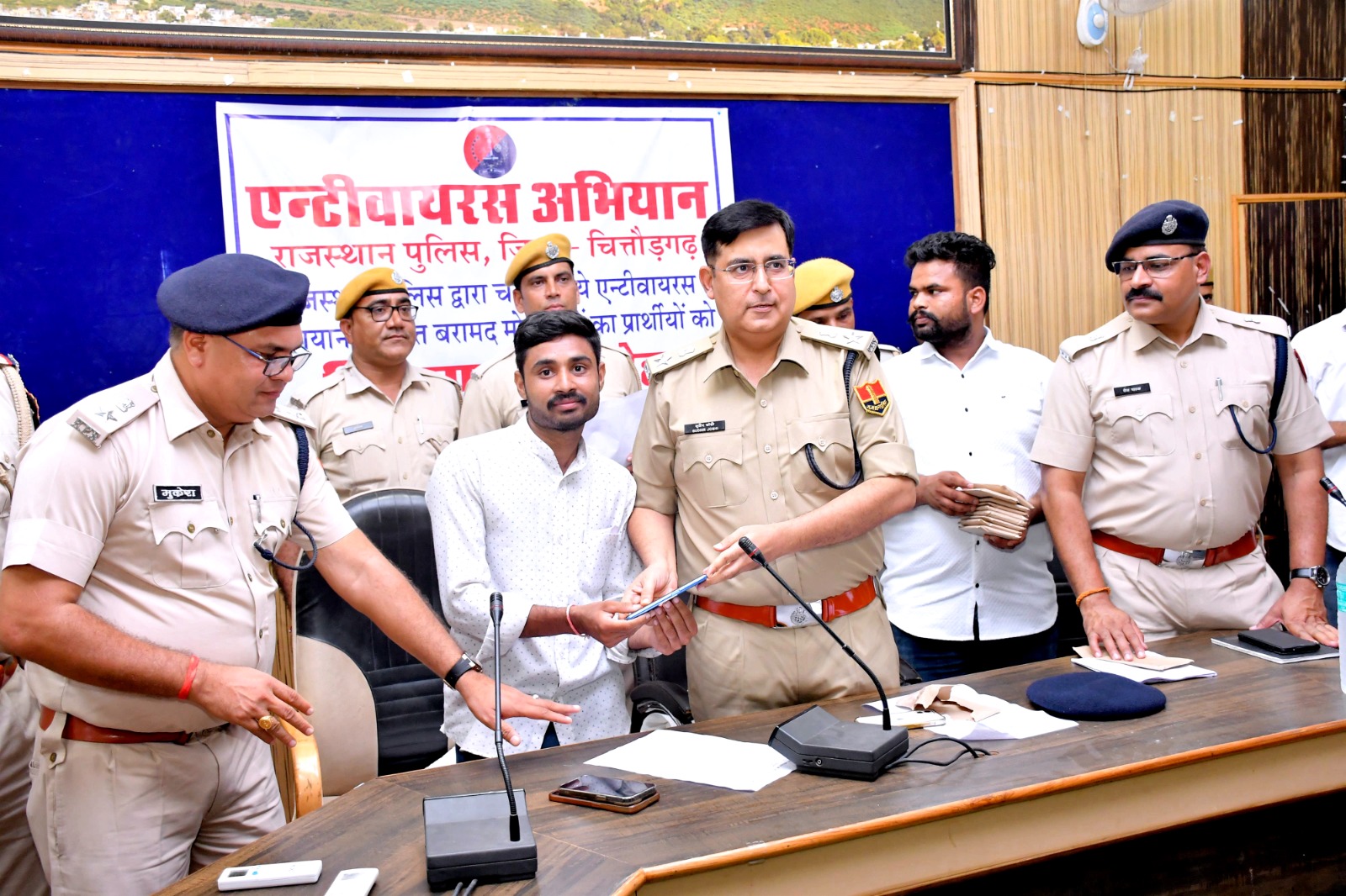 ऑपरेशन एंटी वायरस के तहत पुलिस की बड़ी कार्यवाही।  जिला पुलिस ने 201 प्रार्थियों को पुनः मोबाईल उपलब्ध कराए। खोये हुए मोबाईलों की कीमत करीब 50 लाख रुपये।