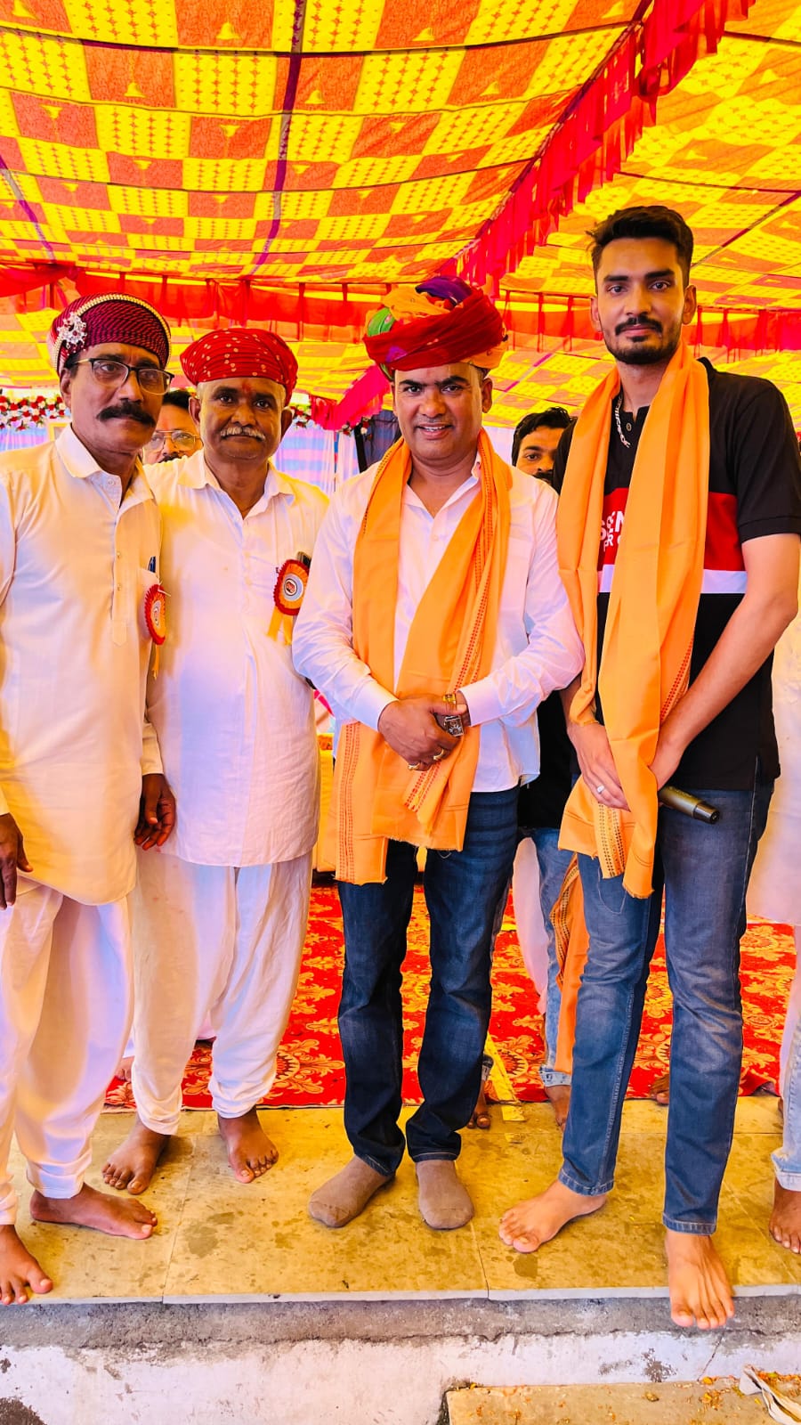 महाप्रसादी में विधायक चंद्रभानसिह आक्या सम्मिलित हुए।