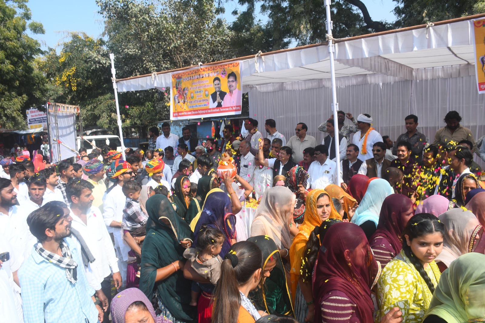 देवनारायण जयंती पर निकली शोभा यात्रा का विधायक चंद्रभान सिंह आक्या टीम ने स्वागत किया गया