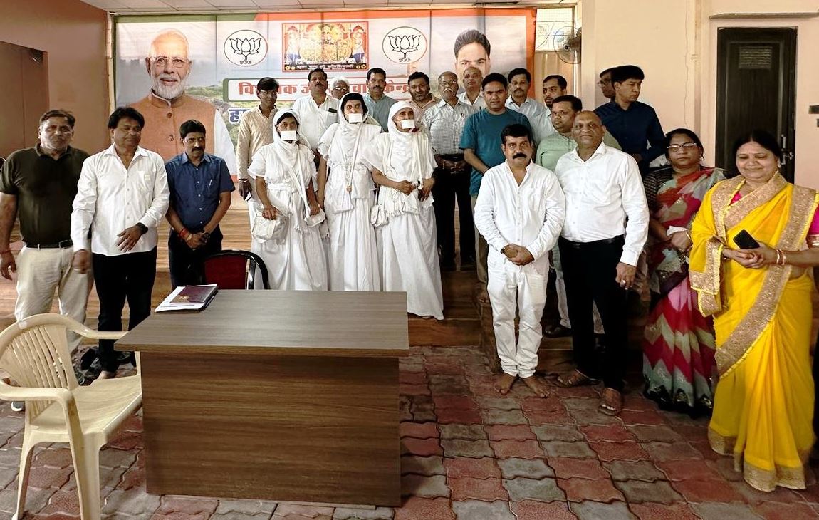 चित्तौडगढ़ विधायक चंद्रभानसिंह आक्या ने गुरूवार को अनुष्ठान अराधिका डा. कुमुदलता जी के प्रातः विधायक कार्यालय पधारने पर उनका चरण वंदन कर आर्शीवाद प्राप्त किया।