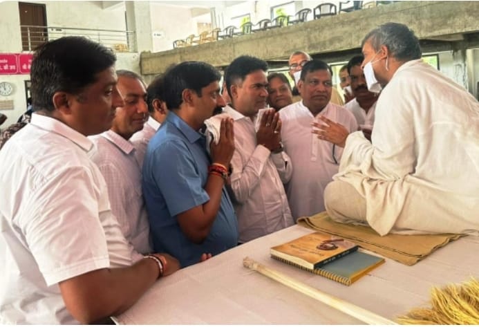 विधायक चंद्रभानसिंह आक्या ने चातुर्मास कर रहे जैन गुरु से आशीर्वाद लेकर क्षेत्र की सुख-समृद्धि की कामना की