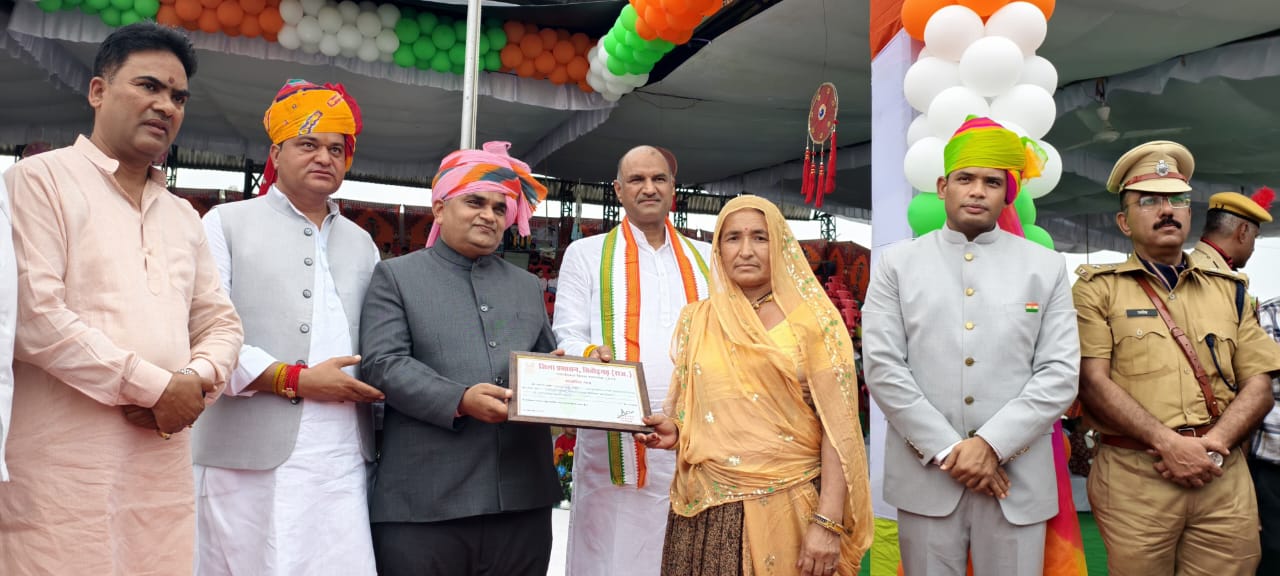 हर्षोल्लास के साथ मनाया गया स्वतंत्रता दिवस का राष्ट्रीय पर्व सहकारिता मंत्री श्री गोतम दक ने ध्वजारोहण कर परेड की ली सलामी