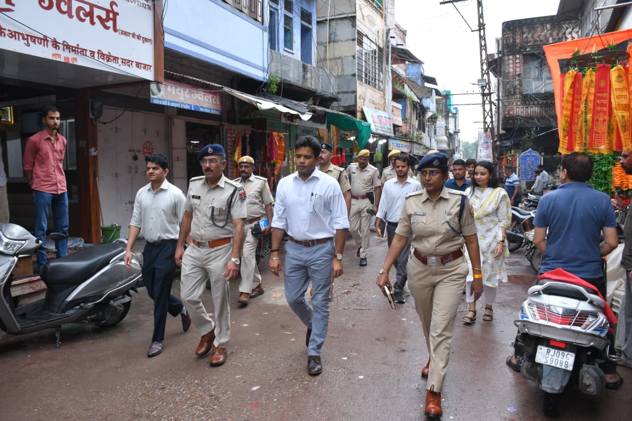 जिला कलक्टर एवं पुलिस अधीक्षक ने त्योहारों को लेकर किया शहर का निरीक्षण